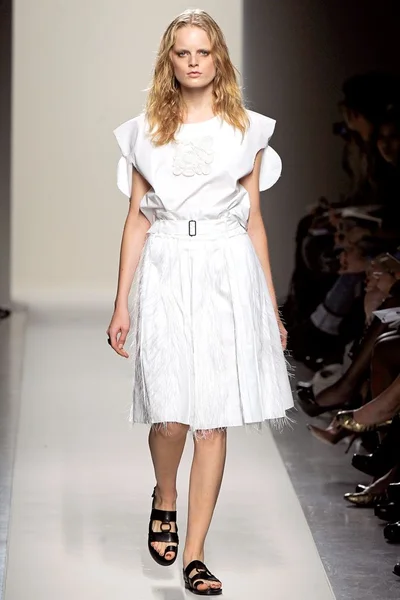 Look 16